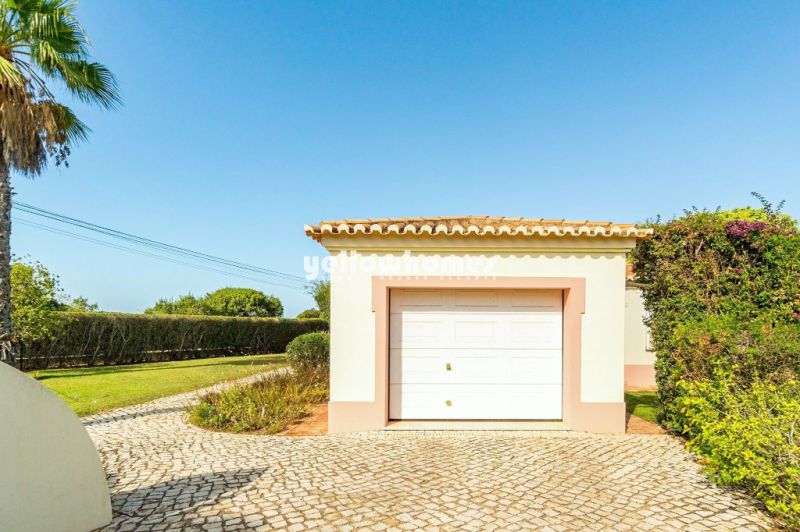 Moradia V3 em primeira linha de golfe num fantástico empreendimento no Carvoeiro